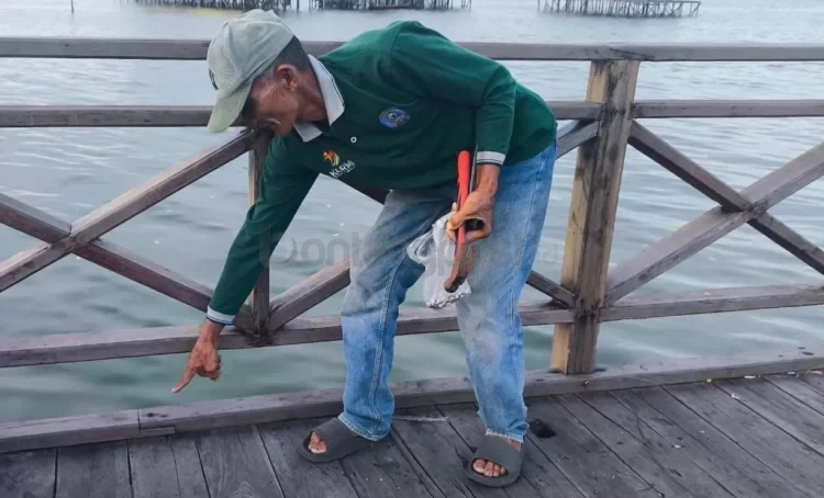 Kondisi jembatan pelataran di Bontang Kuala dinilai kurang aman pasca pembangunan karena mur dan baut sebagian titik hilang. (ADIEL KUNDHARA/KP)