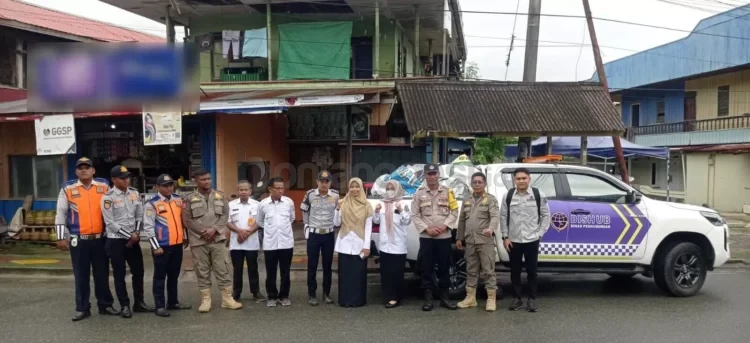 Beberapa reklame rokok di toko kawasan Berebas Tengah diambil oleh petugas gabungan. (ADIEL KUNDHARA/KP)