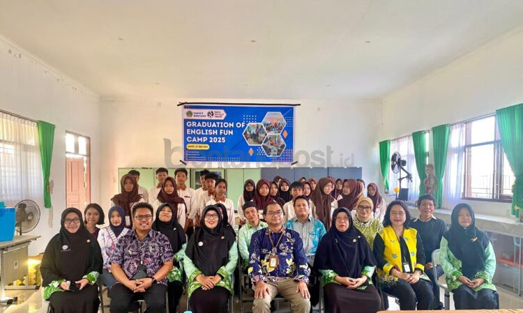 Manajemen PT KMI dan siswa Graduation of EFC 2025. (Dok Bontang Post)