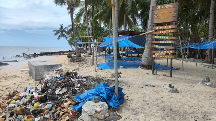 Sampah di Pulau Beras Basah yang dibiarkan menumpuk.