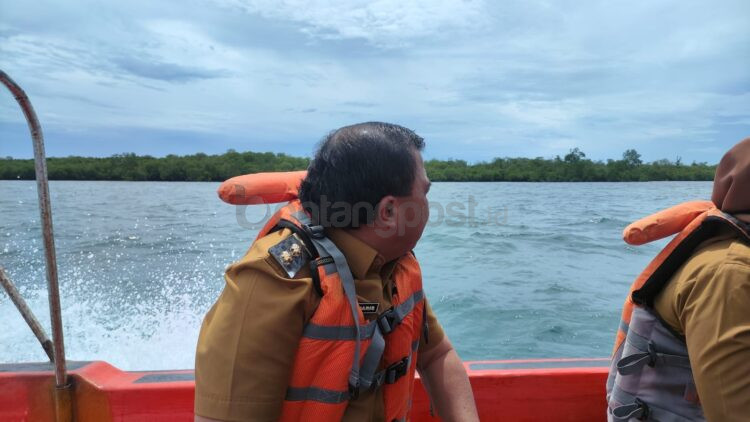 Wakil Wali Kota Bontang dengan latar Pulau Kadindingan. Pulau itu rencana dibuat layaknya Gili Trawangan.