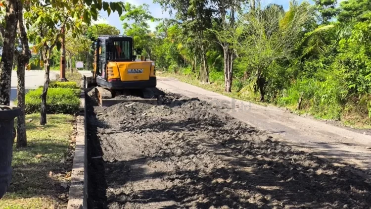 Kendaraan alat berat melakukan perbaikan Jalan Soekarno-Hatta, di mana akses ini diambil statusnya oleh Pemprov Kaltim. (ADIEL KUNDHARA/KP)