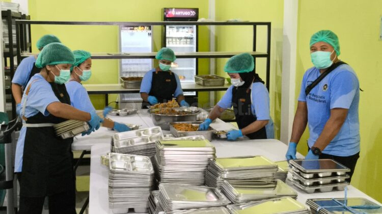 Para pegawai SPPG Dapur Bontang Barat 1 sedang menyiapkan makanan.(Nasrullah/Bontang Post).