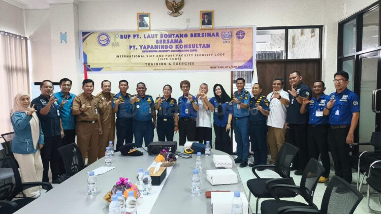 Jajaran PT LBB dan KSOP usai pembukaan pelatihan sertifikasi ISPS Code. (Dwi Kurniawan Nugroho/Bontang Post)