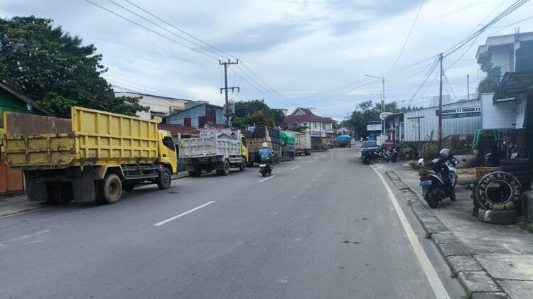 Antrean truk di Jalan Ir Juanda, Bukit Indah. (Dwi Kurniawan Nugroho)