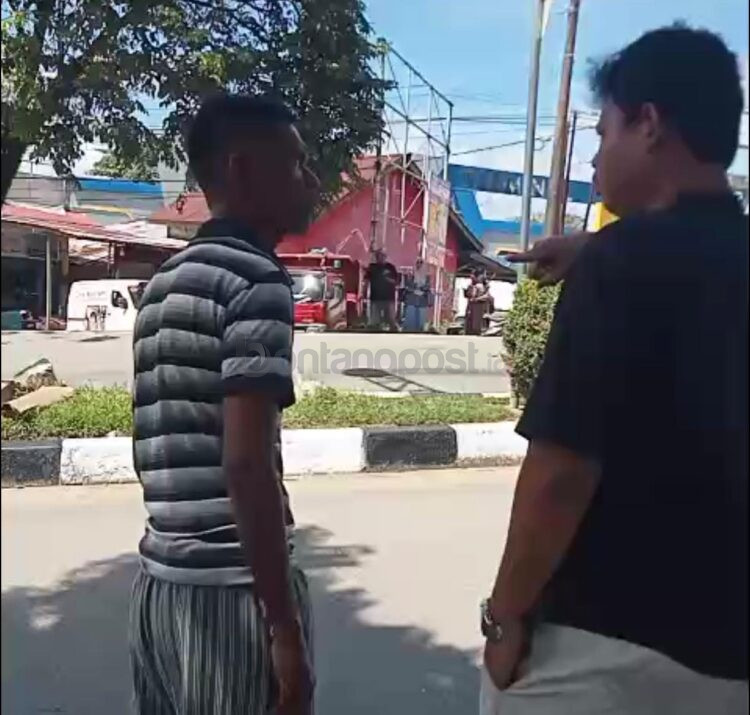 Cekcok antara sopir angkot (kiri) dan sopir taksi online di seberang Terminal Bontang. Sopir angkot protes taksi online menaikkan penumpang di area tersebut.