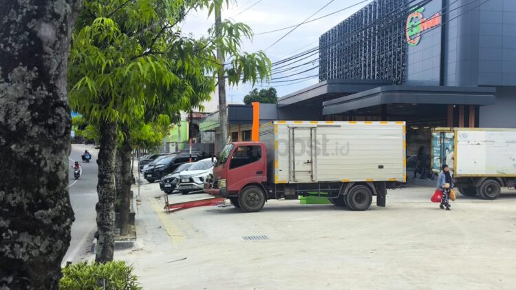 Parkiran Era Fresh diduga menyerobot trotoar. (Dwi Kurniawa Nugroho)