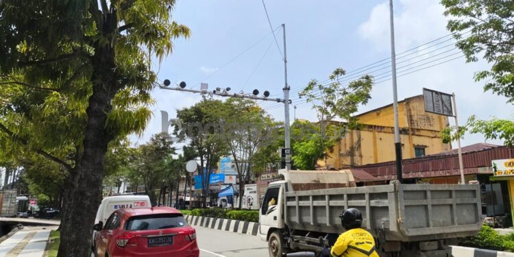 Salah satu titik ETLE yang ada di Jalan Soedirman Tepatnya di depan Kantor Dispoparekraf Bontang. (Dwi Kurniawan Nugroho/Bontang Post)