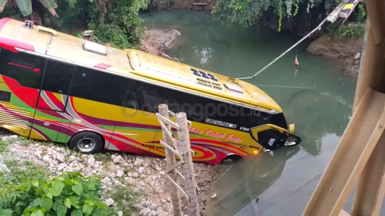 Kecelakaan bus angkutan umum di Desa Busui, Kecamatan Batu Sopang, Paser, membuat banyak korban luka-luka dan sementara meninggal satu orang.