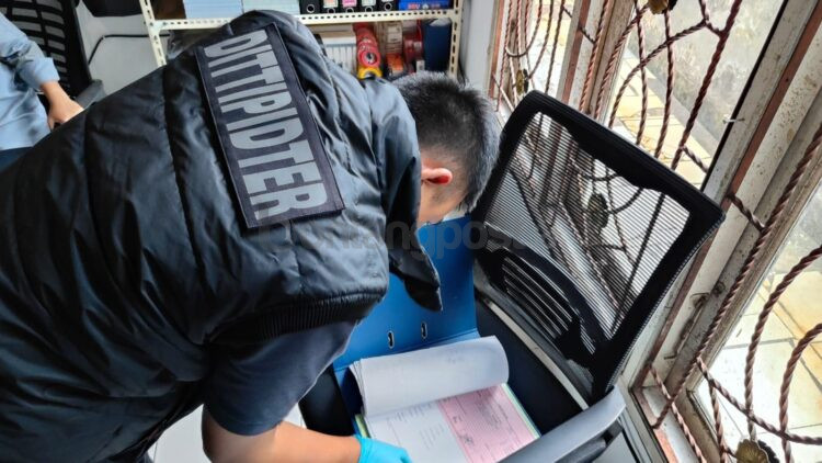 Penyidik Dittipidter Bareskrim Polri memeriksa dokumen milik sebuah perusahaan tambang di Balikpapan Utara, Rabu (23/7). (IST)