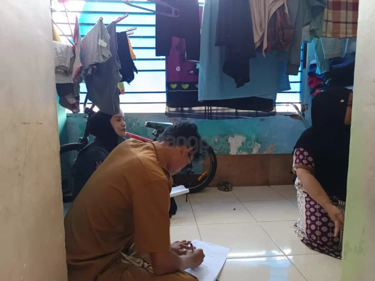 Kelurahan Berbas Pantai melakukan peninjauan terkait data warga miskin di lingkungan tersebut. (ADIEL KUNDHARA/KP)