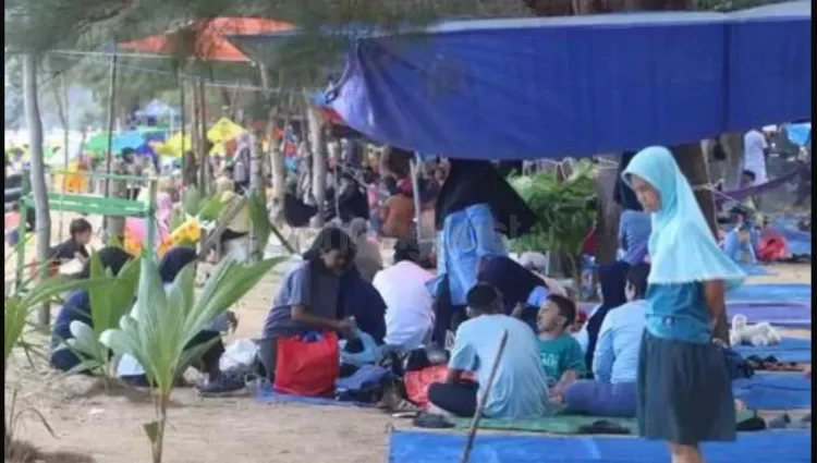 Pengunjung Pantai Manggar kembali mengeluh area pantai yang dipenuhi terpal sewaan dari pedagang. (ANGGI PRADITHA)