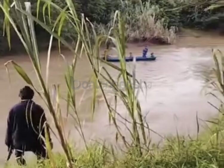 Proses pencarian warga di Desa Santan Ulu yang diterkam buaya. Korban ditemukan meninggal dunia, Selasa (8/7/2025) malam.