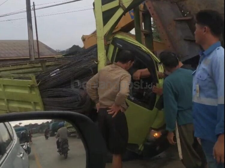 Truk pengangkut besi menabrak trailer yang memuat alat berat di jalan poros Bontang-Samarinda.