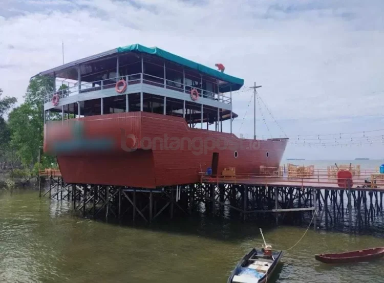 Kafe berbentuk kapal di Pantai Teluk Lingga, Sangatta Utara yang diduga milik pejabat dibangun di atas kawasan mangrove. (JUFRIADI/KP)