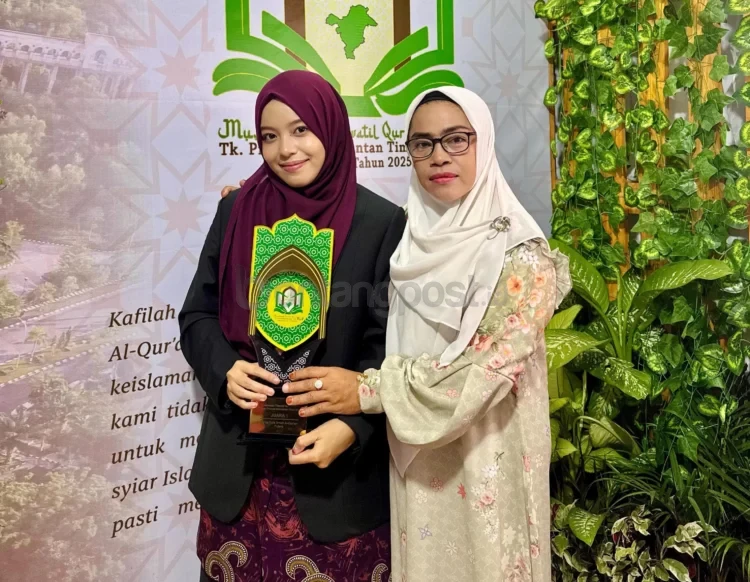 Nadita Aisyah Fitri (kiri), juara umum Tilawah Dewasa Putri pada MTQ ke-45 tingkat Kalimantan Timur.