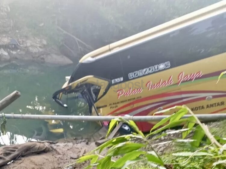 Bus Pulau Indah jatuh ke jurang Sungai Busui, Paser. 2 tewas, 16 luka berat. Jalur rawan kecelakaan, penyebab masih diselidiki. (IST)