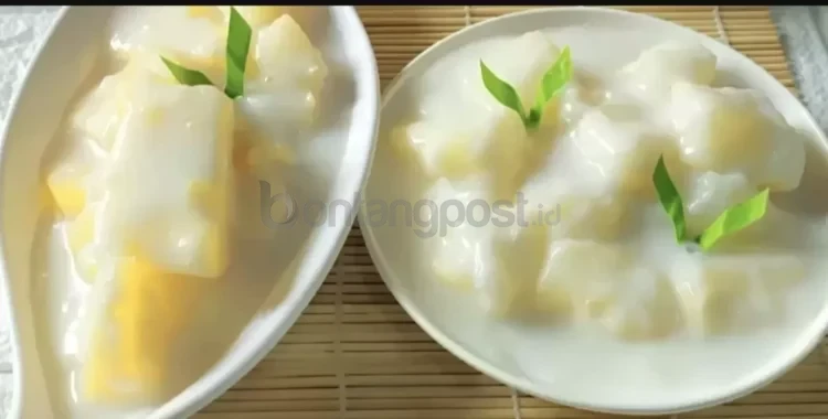 Singkong Thailand Lumer disajikan dengan siraman saus santan kental yang gurih dan manis, dihiasi daun pandan muda untuk sentuhan segar. (FOTO: IST)
