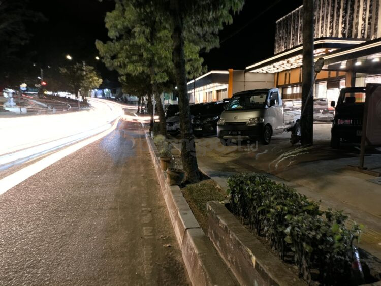 Tidak ada lagi mobil yang memarkirkan kendaraannya di daerah larangan parkir depan Erafresh, Selasa (1/7/2025). Pengelola Erafresh mengatakan daerah itu bukan tanggung jawab mereka.