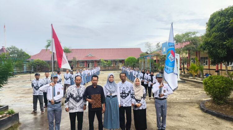 Upacara pelepasan keberangkatan Putri Nur Azizah di Lapangan SMK Putra Bangsa. (Dwi Kurniawan Nugroho/Bontang Post)