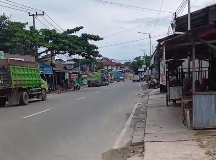 Antrean truk SPBU Tanjung Laut sampai Bukit Indah.