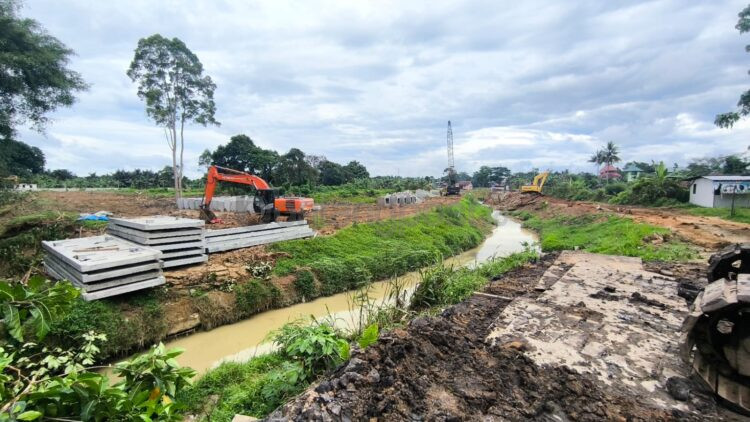 Proyek penguatan drainase Sungai Dahlia di Bontang baru capai 27%, ditarget rampung Desember 2025 dengan anggaran Rp51 miliar. (Dwi Kurniawan/Bontang Post)
