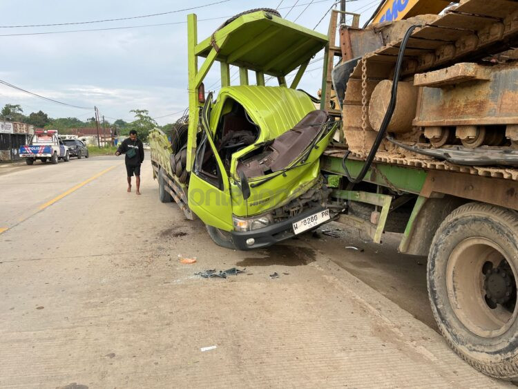 Kondisi truk setelah menabrak trailer parkir di jalan poros Bontang-Samarinda. (Istimewa)
