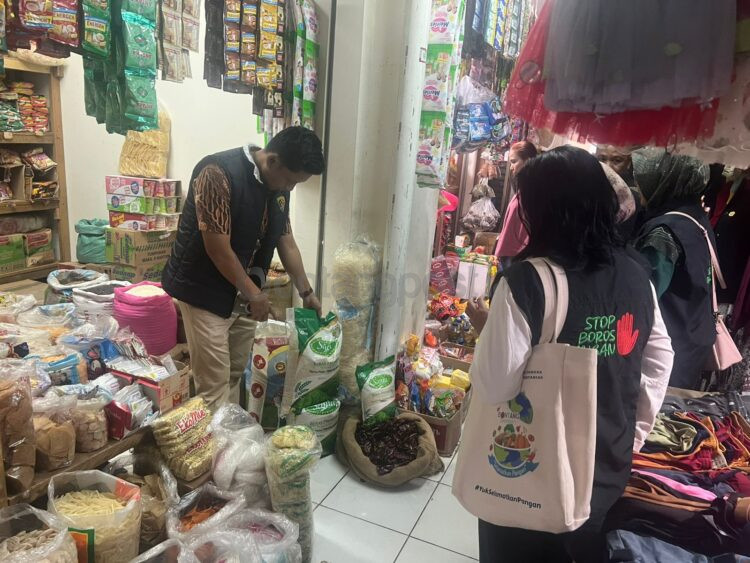 Satpas Pangan Kota Bontang melakukan peninjauan produk beras yang diduga oplosan. (Satgas Pangan untuk Bontang Post)