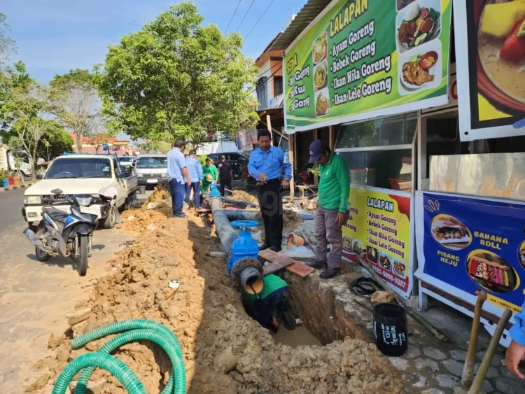 Pemasangan jaringan distribusi air bersih berupa pipa diameter 10 inch di Tanjung Laut merupakan langkah interkoneksi agar jam layanan bisa bertambah pasca kehadiran dua sumur baru. (ADHIEL KUNDHARA/KP)