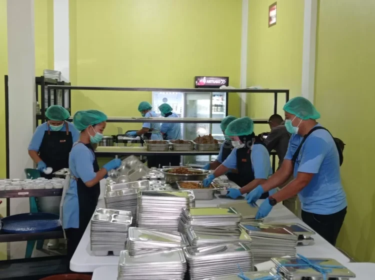 Petugas di dapur Bontang Barat I menyiapkan makanan bergizi sebelum dilakukan distribusi. (ADIEL KUNDHARA/KP)
