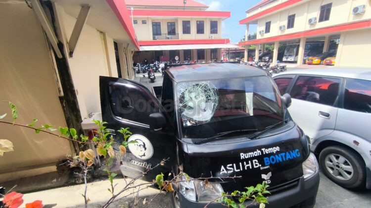Kaca mobil pikap dipukul petugas lantaran pengendara ugal-ugalan (Nugrah/Bontang Post)