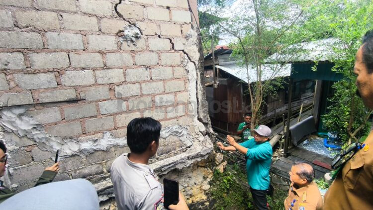 Wawali Agus Haris  meninjau rumah warga yang mengalami kerusakan akibat pergeseran tanah. (Dwi Kurniawan Nugroho / Bontang Post)