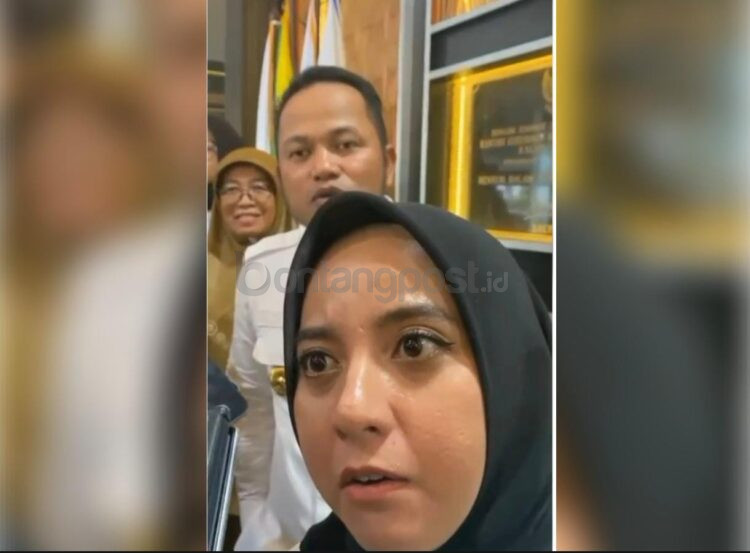 Aspri Gubernur Kaltim saat mencoba memotorng wawancara cegat yang dilakukan jurnalis.