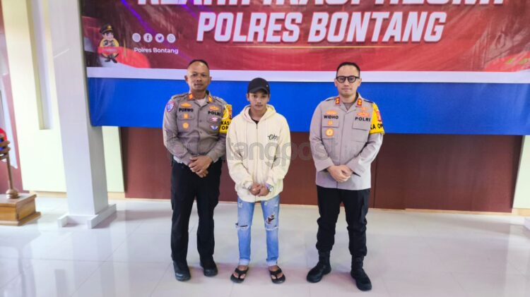 AK (tengah)  menghadiri konferensi pers yang dilaksanakan Polres Bontang (Dwi Kurniawan Nugroho/Bontang Post).