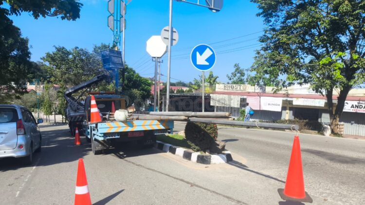 Dishub melakukan pencabutan tiang PJU di Depan Terminal 2B Jalan S Parman, Kelurahan Gunung Telihan. (Dwi Kurniawan Nugroho / Bontang Post).