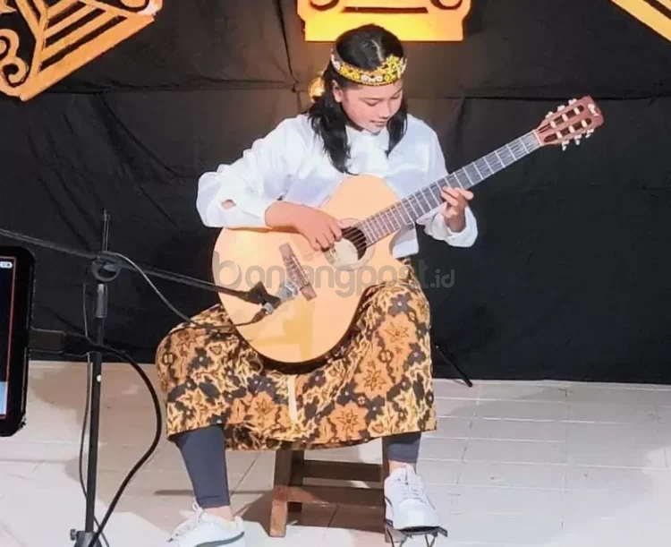 Nomor tanding instrumen solo di ajang FLS3N dari Kota Bontang menjadi milik Urania Gloriana Primetta Elyoan. (ADIEL KUNDHARA/KP)