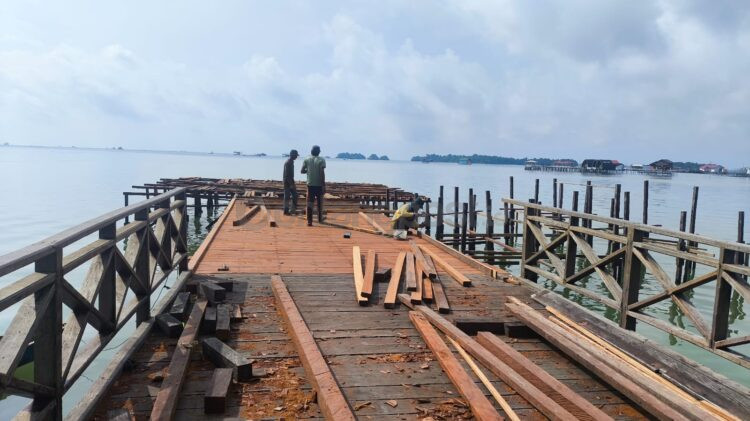 Pengerjaan dermaga pariwisata yang sedang berlangsung di pelataran Bontang Kuala. (Dwi Kurniawan Nugroho/Bontang Post).