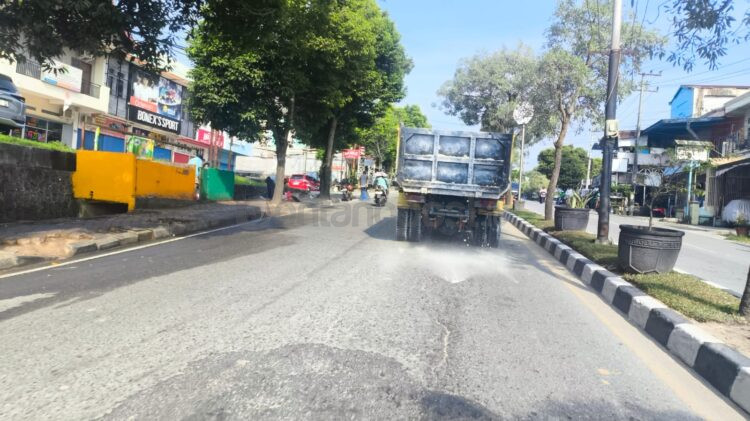 Truk yang tidak membersihkan kendaraannya dan menyebabkan bahan material tercecer di jalan nantinya bakal ditertibkan. (Dwi Kurniawan Nugroho / Bontang Post).