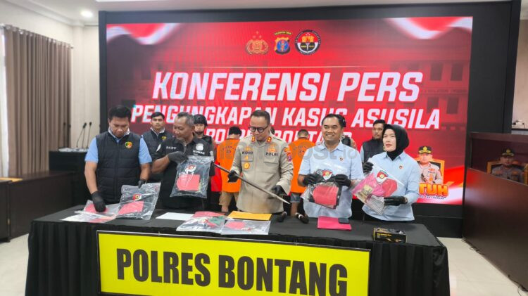 Kapolres Bontang AKBP Widho Anriano saat melakukan konferensi pers perihal tindak pidana asusila (Nugrah/Bontang Post)