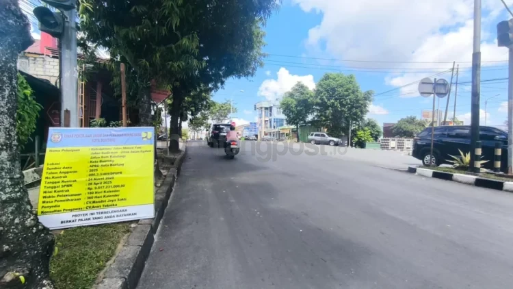 Dinas PUPRK Bontang melakukan pengaspalan di empat ruas jalan karena telah keropos.