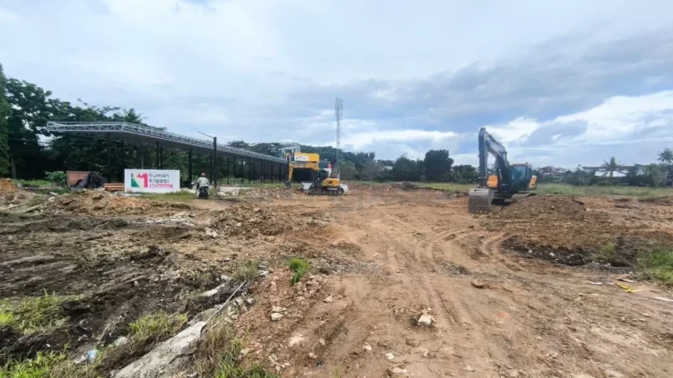 Lapangan minisoccer dalam pembangunan di area HOP I dengan kucuran anggaran dari APBD Bontang senilai Rp 10,9 miliar. (ADIEL KUNDHARA/KP)