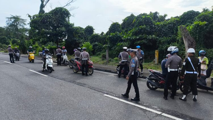 Satlantas Polres Bontang saat melakukan razia di Jalan Cipto Mangunkusumo. (Dwi Kurniawan Nugroho/Bontang Post).