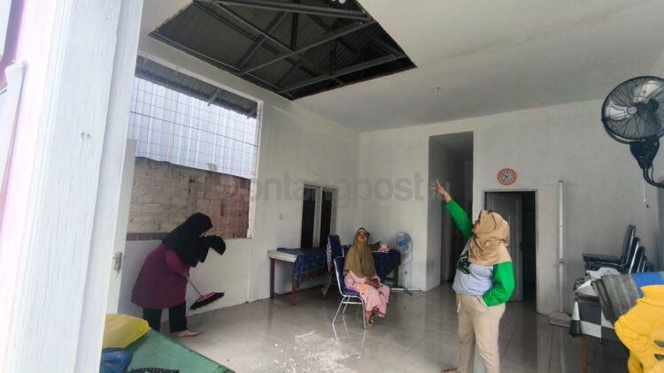 Kondisi Posyandu Dahlia Satu, terlihat langit-langit bolong setelah plafon gypsum ambruk. (Dwi Kurniawan Nugroho/Bontang Post)
