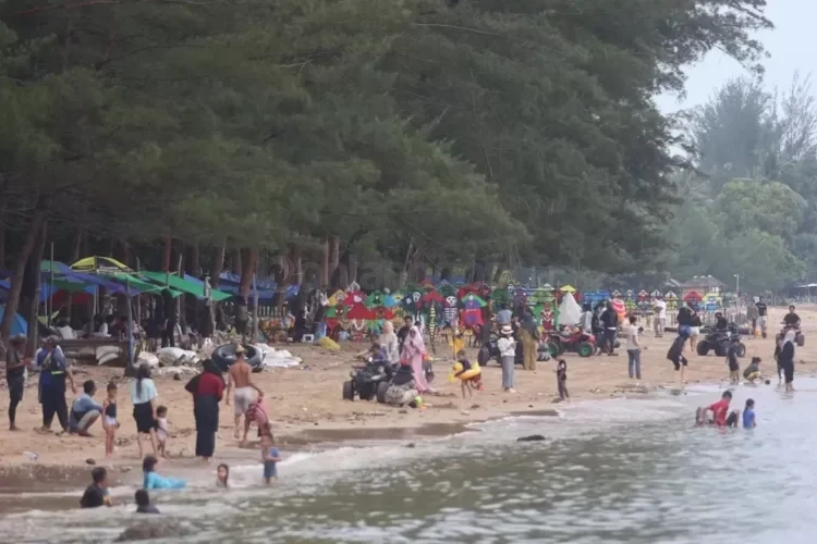 Pengunjung yang memadati objek wisata Pantai Manggar.( ANGGI PRADITHA/KP)