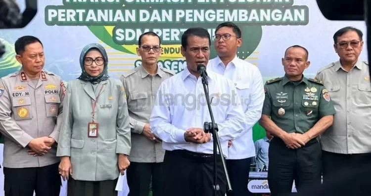 Menteri Pertanian Andi Amran Sulaiman (tengah) menyampaikan keterangan pers.