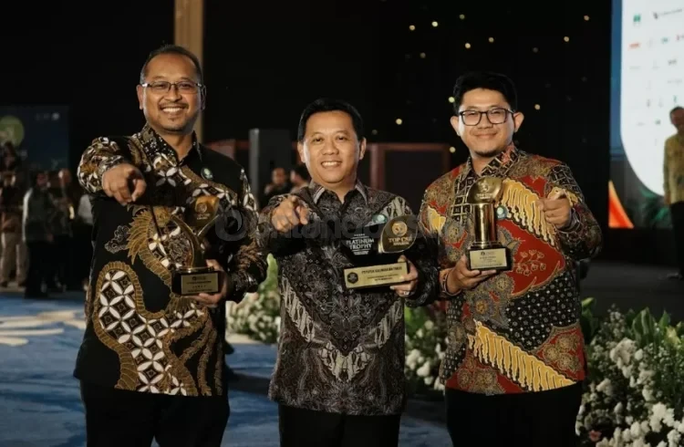 Pupuk Kaltim kembali mencatatkan prestasi di kancah nasional dengan menyabet tiga penghargaan bergengsi di ajang TOP CSR Awards 2025. Tampak Dirut Pupuk Kaltim Budi Wahju Soesilo (tengah) memegang salah satu penghargaan. (Korkom)
