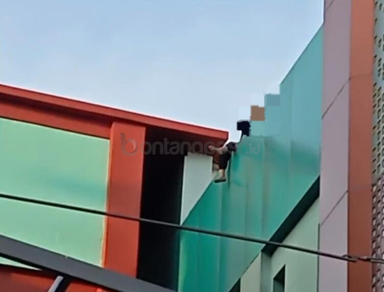 Tangkapan layar remaja panjat atap RSUD Bontang