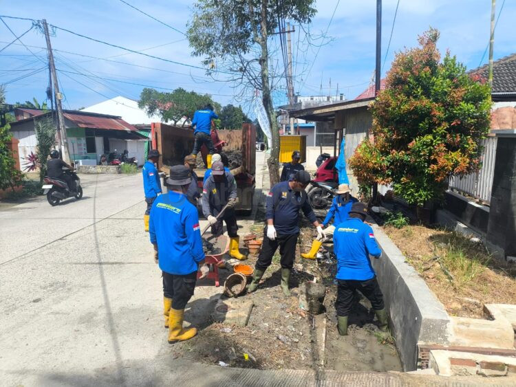 Panbers PUPRK Bontang melakukan pengerukan drainase di depan Kantor Lurah Tanjung Laut Indah. (Dwi Kurniawan Nugroho/Bontang Post).