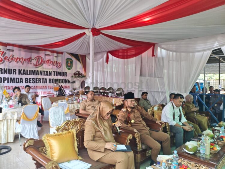 Kepala Biro Pemerintahan dan Otonomi Daerah Setprov Kaltim, Siti Sugianti (kiri), dinilai tak netral saat memandu diskusi permasalahan Kampung Sidrap.