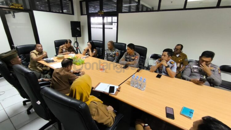 Wakil Wali Kota Agus Haris rapat lintas Organisasi Perangkat Daerah (OPD) di Lantai 4 Pasar Thamrin, membahas penertiban PKL. (Nasrullah/Bontang Post)